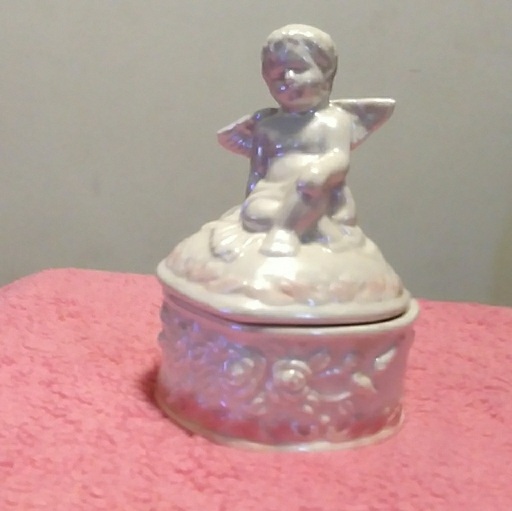 Very cute angel trinket box